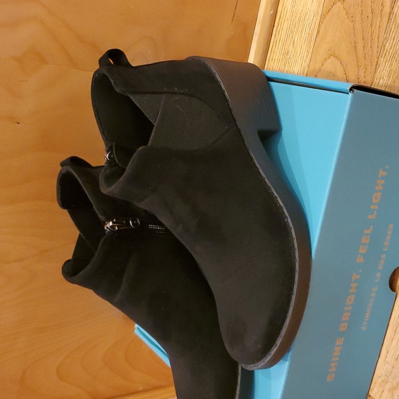 Bzees Ontario Black Ankle Boot - Picture 2 of 15